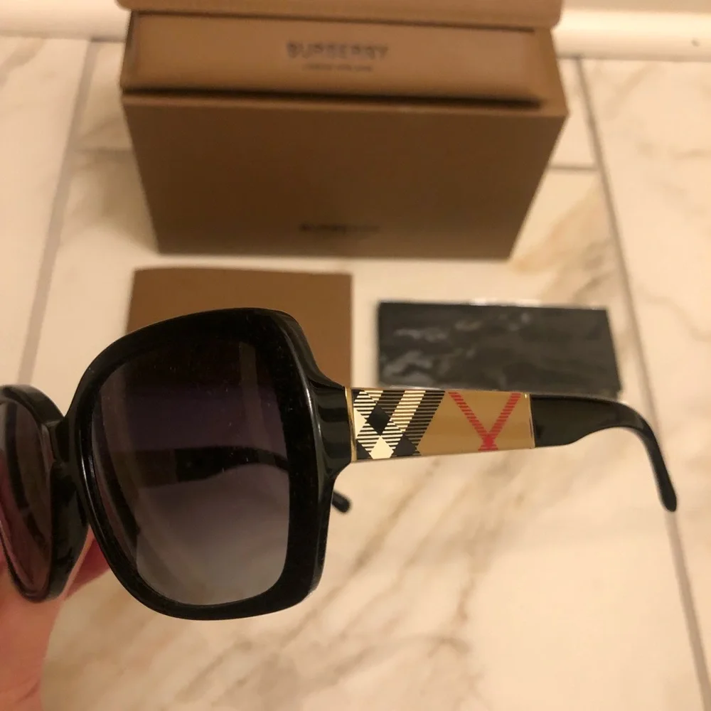 🔥NEW BURBERRY SUNGLASSES 🔥 - Picture 8 of 12
